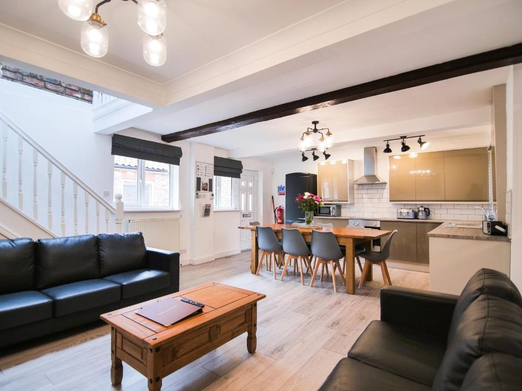 a living room with a couch and a table at Cottage 2 - Ukc3179 in York