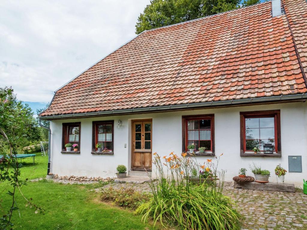 Biały dom z czerwonym dachem w obiekcie Holiday home in Herrischried with garden w mieście Herrischried