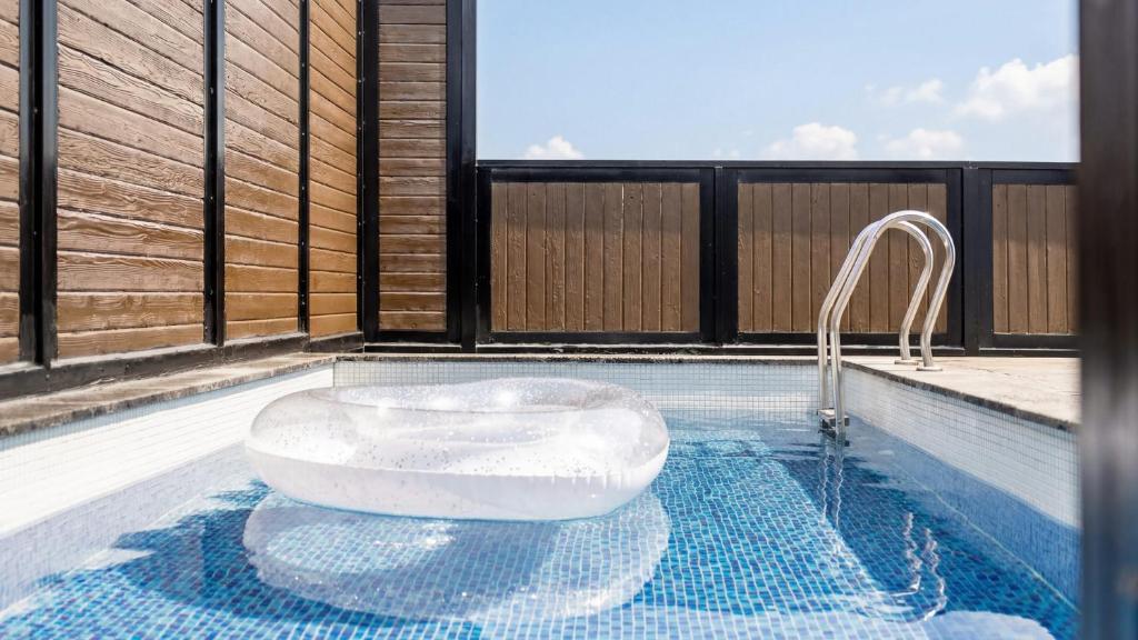 a bath tub in the middle of a swimming pool at Buan Cordelia Pool Villa Pension in Buan
