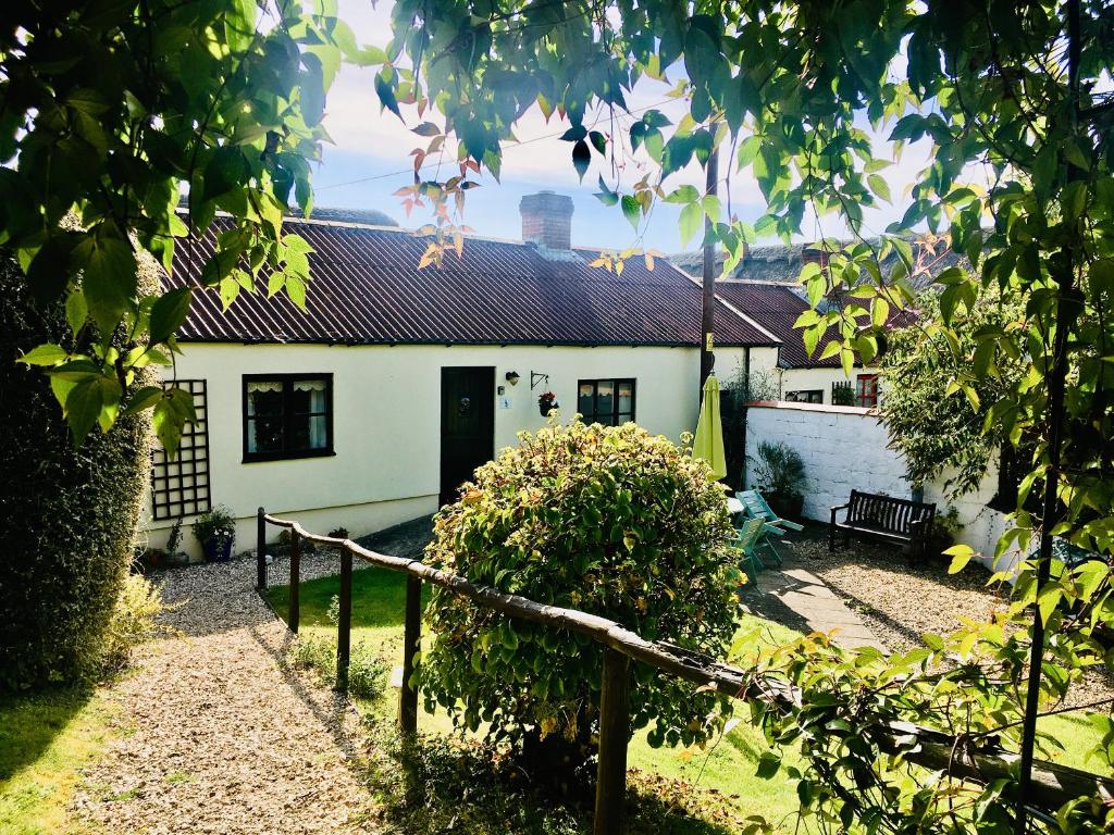 a white house with a fence in front of it at Owl - Ukc6107 in Wootton Fitzpaine