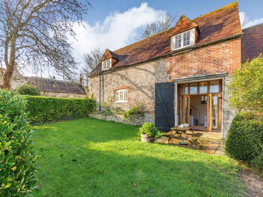 an exterior view of a house with a yard at Beachy Barn - Ukc6126 in Eastdean