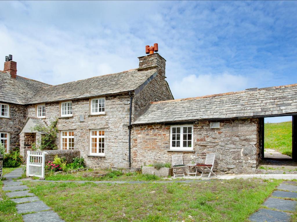 an old stone house with a grass yard at The North Wing - Ukc6794 in Saint Gennys