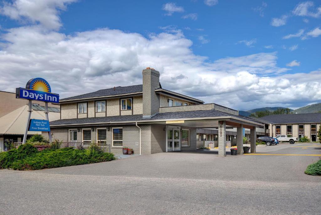 a building with a sign for a davis inn at Days Inn by Wyndham Vernon in Vernon