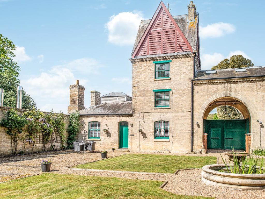 an old brick house with a green door at Symond House-Ukc5530 in Bury Saint Edmunds