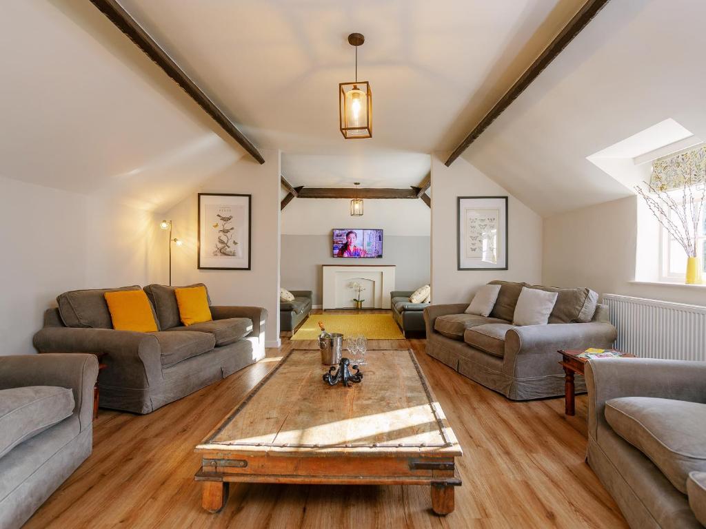 a living room with two couches and a coffee table at Number One - Ukc4963 in Tawstock