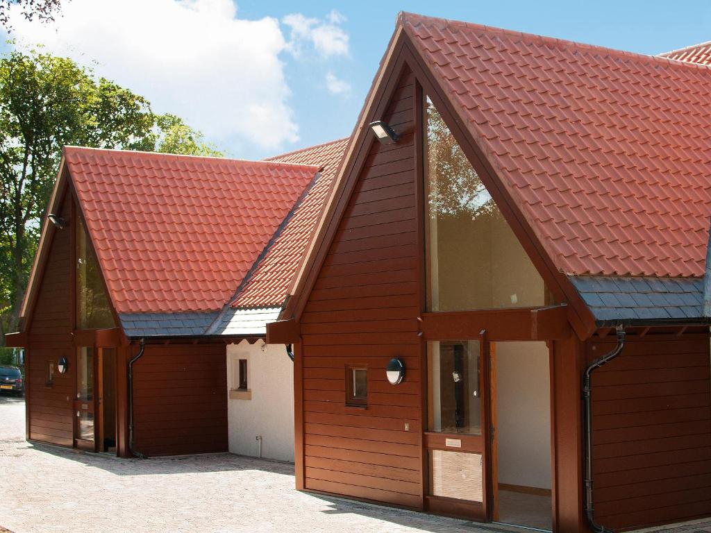 two barns with red roofing at Homelands-Keil in Lundin Links