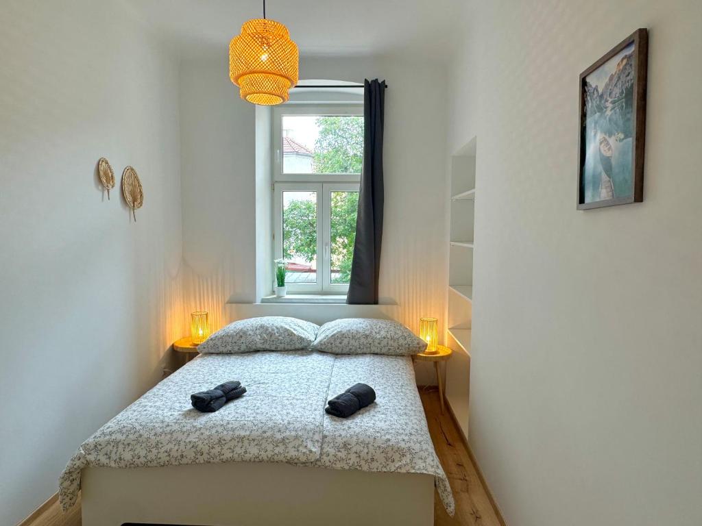 Stylish Renovated Apartment with Free Parking