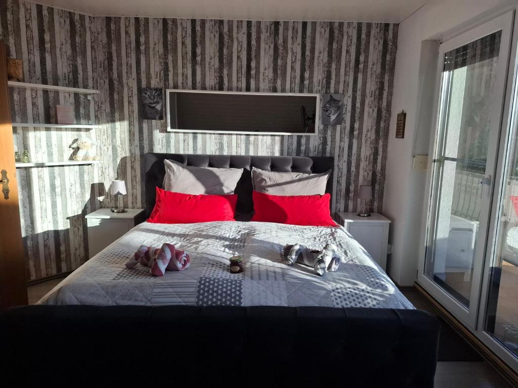 a bedroom with two babies laying on a bed at Dixi-Land in Tauche