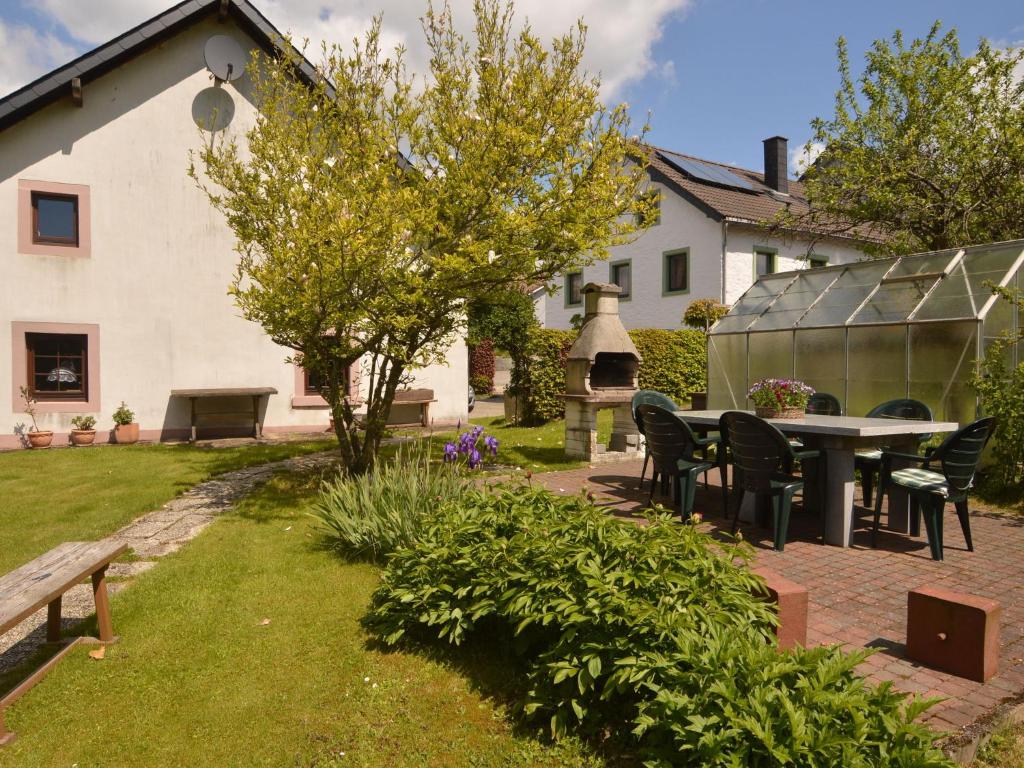 Zahrada ubytování Holiday home in Butgenbach near the Lake