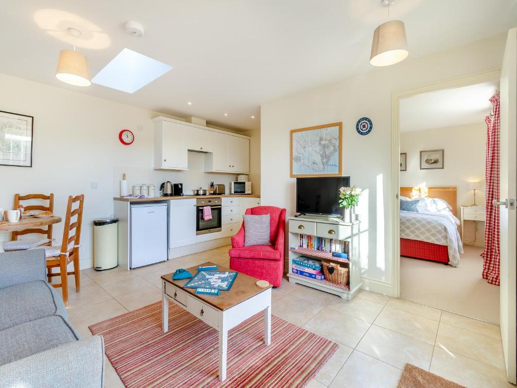 a living room with a kitchen and a bedroom at Hop Cottage - Ukc6134 in Eastdean