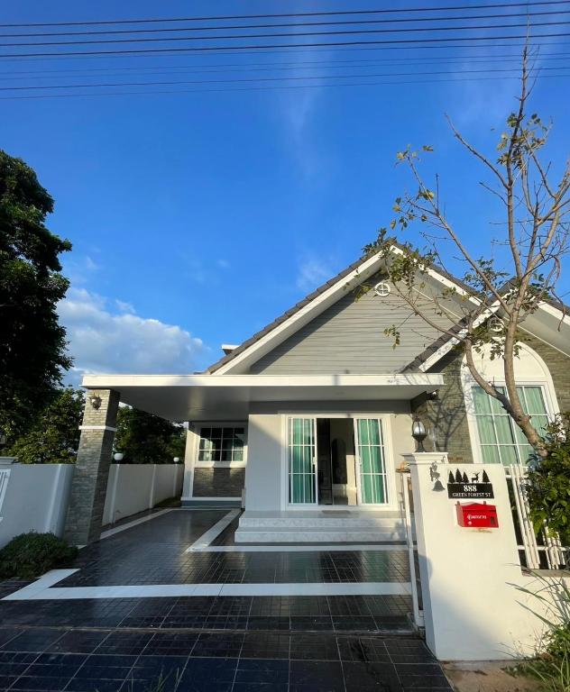 a white house with a driveway at บ้านพักขอนแก่น888 in Ban Non Muang