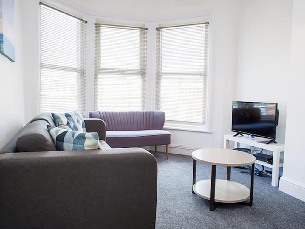 a living room with a couch and a tv at Shirehampton Apartment in Shirehampton