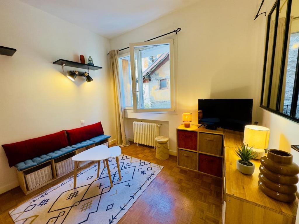 a living room with a couch and a table at L'escale Annécienne in Annecy