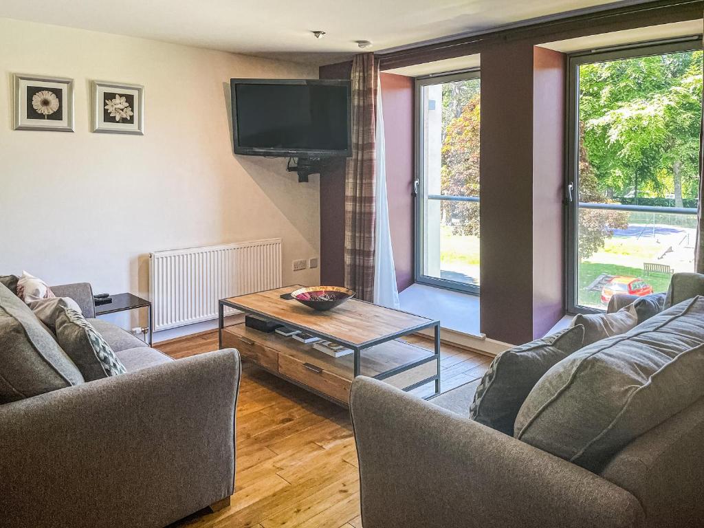 a living room with two couches and a tv at Raven Wing 17 - Ukc4882 in Fort Augustus