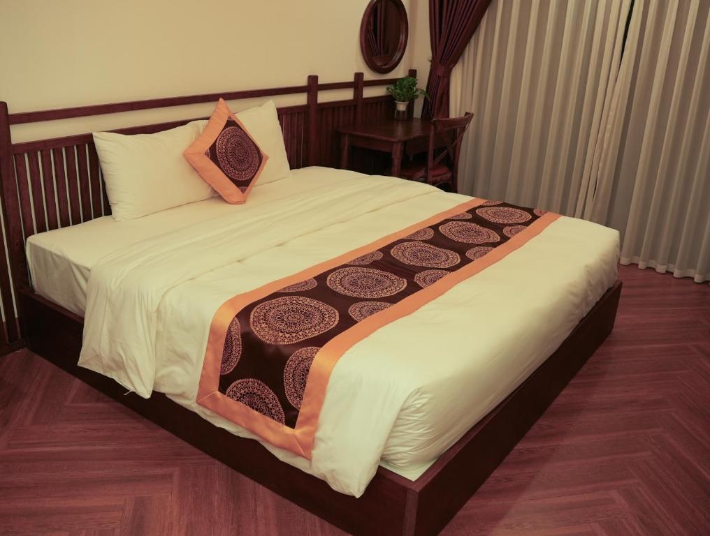 a bedroom with a large bed with white sheets at SENVIBE Resort in Vằn Trinh