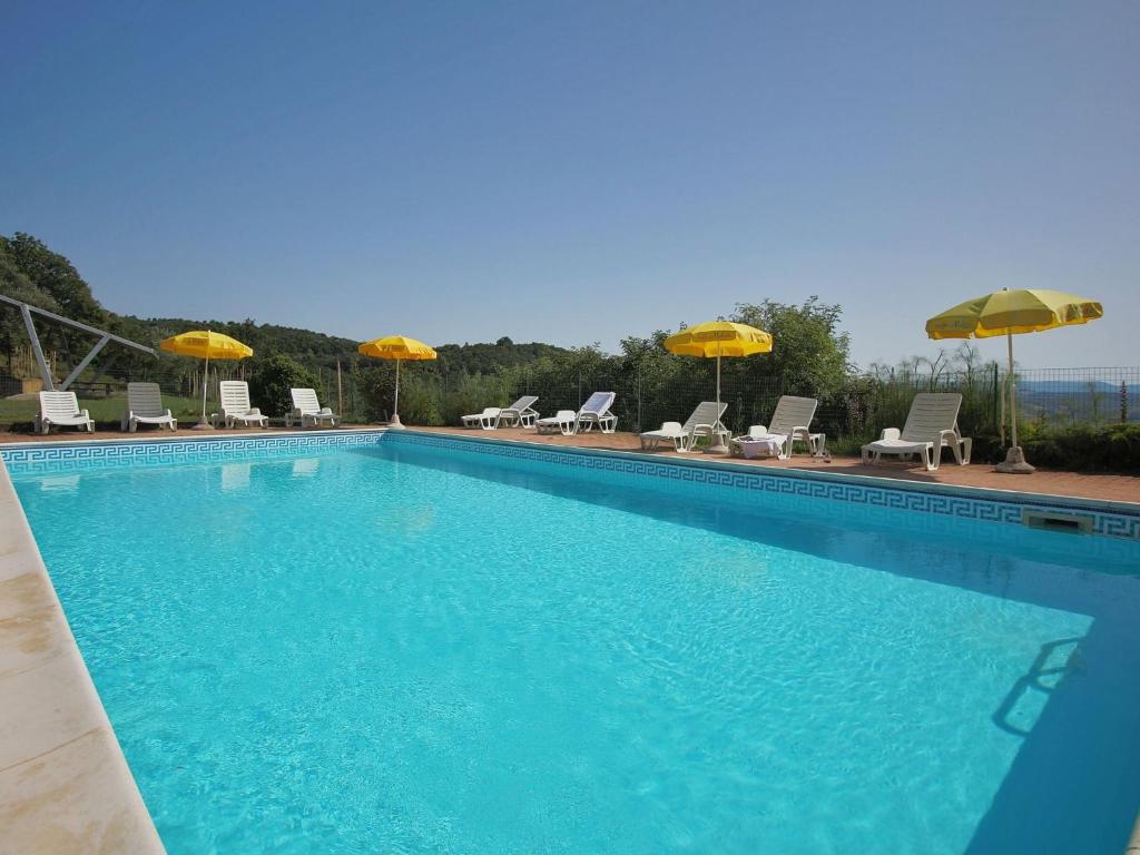 Piscine de l'établissement Farmhouse in Paciano with Swimming Pool Roofed Terrace BBQ ou située à proximité