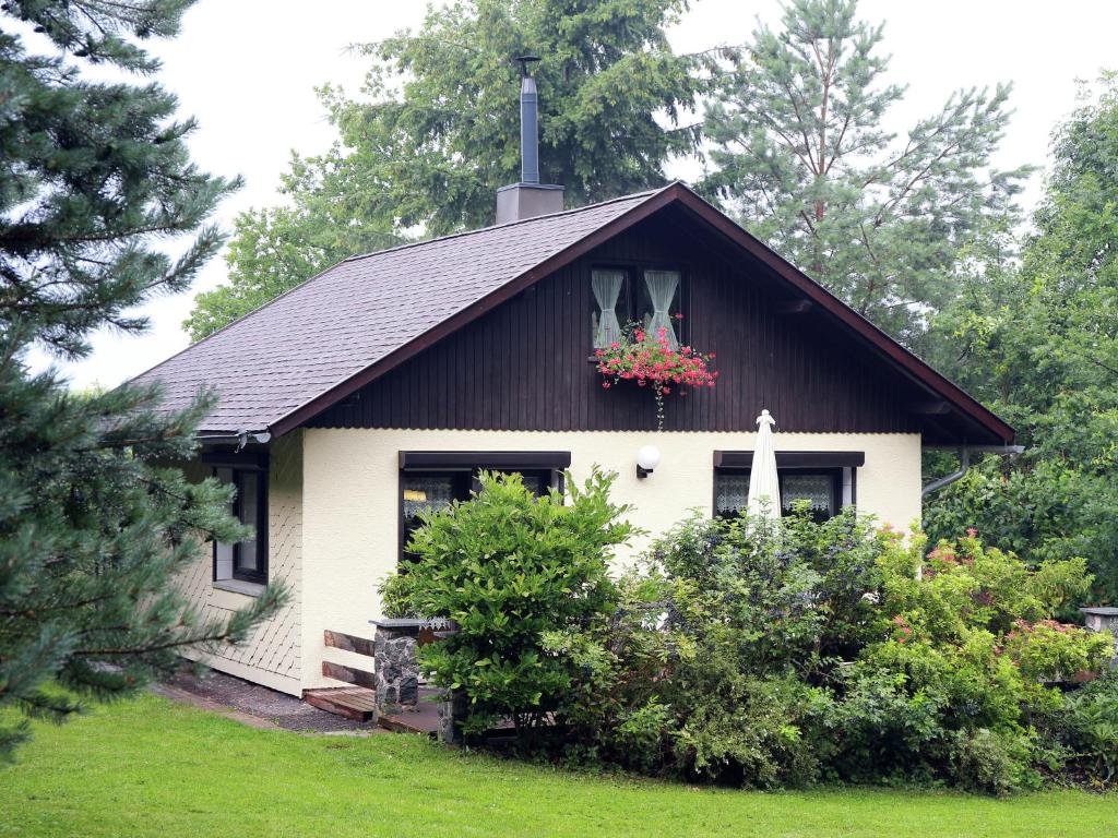 mały dom z krzyżem w oknie w obiekcie Attractive Holiday home in Waltershausen with Fireplace w mieście Winterstein