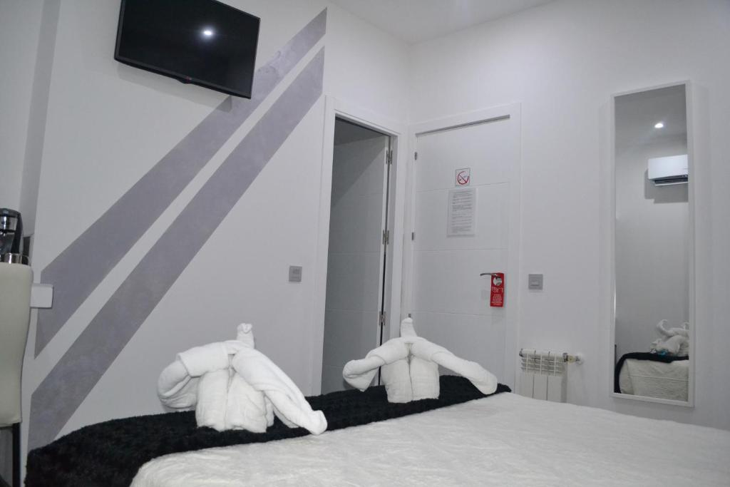 A bed or beds in a room at Hostal Meyra