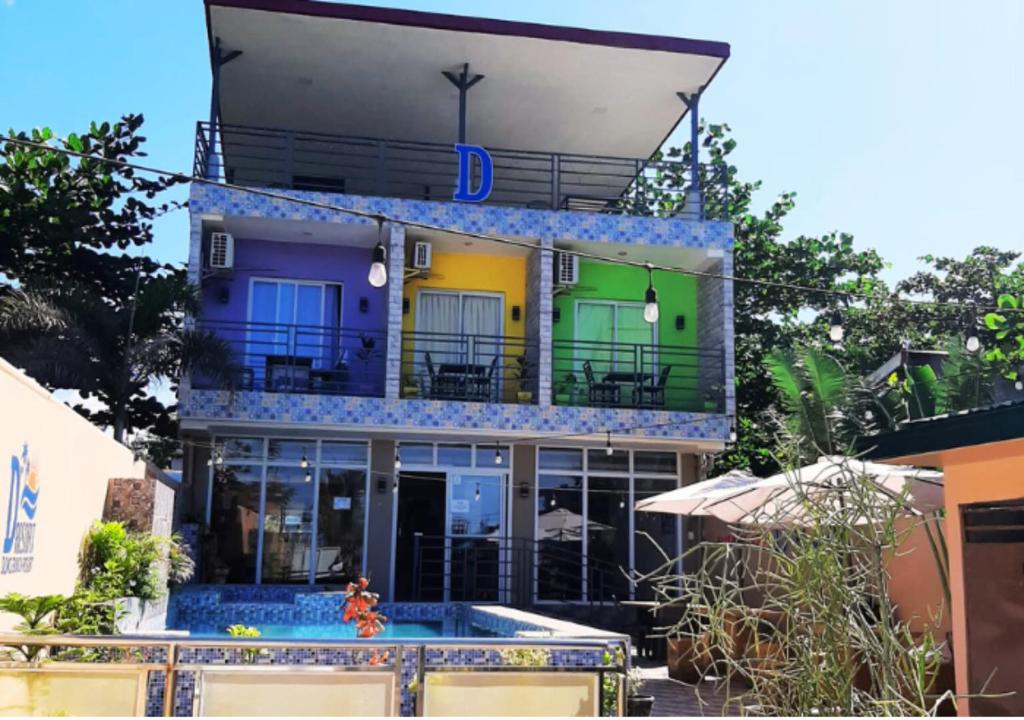 D'Resort Beach Resort في Zambales: مبنى به مسبح في مقدمته