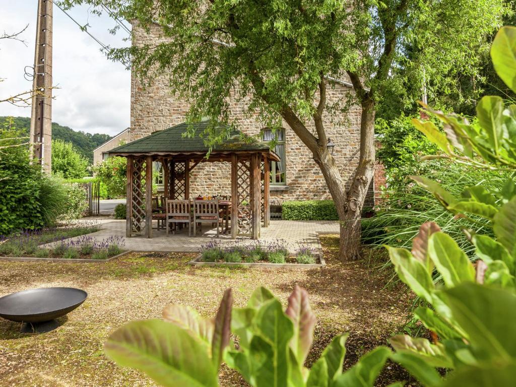 Comblain-au-PontにあるAuthentic village house with romantic garden and wooden gazeboの建物前のガゼボ付き庭園