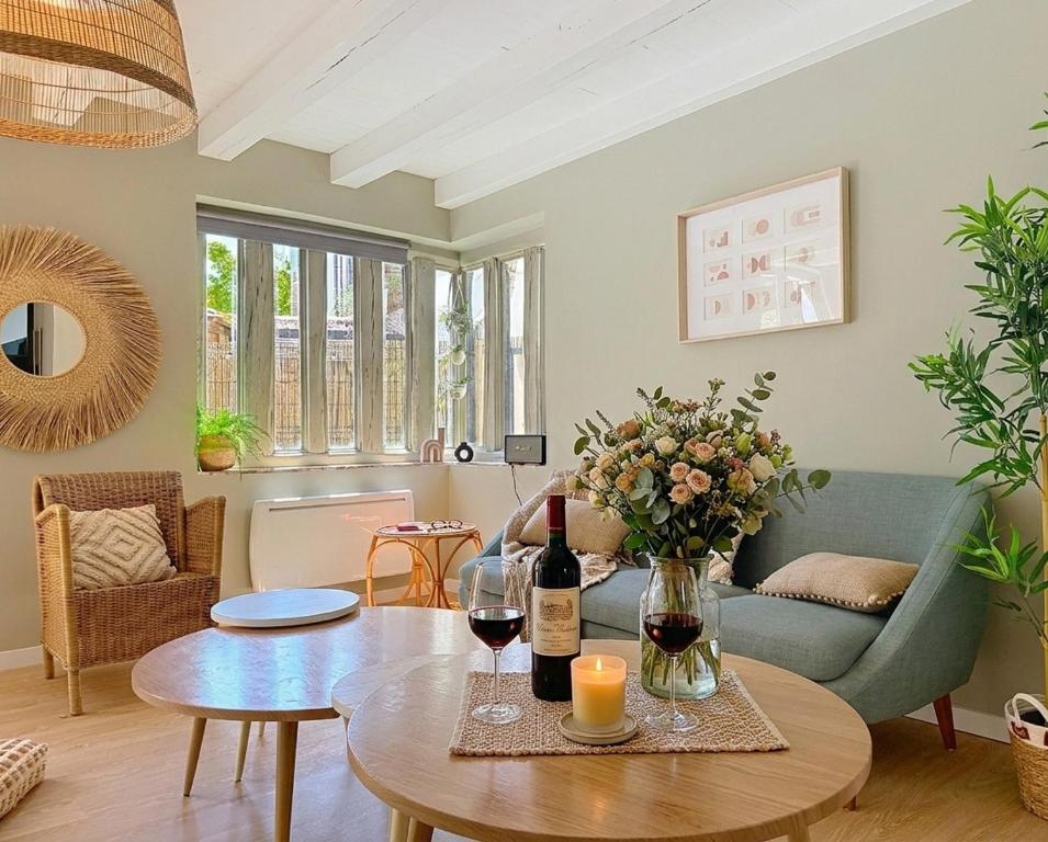 a living room with a table and a couch at Le Balcon des Rois in Dourdan