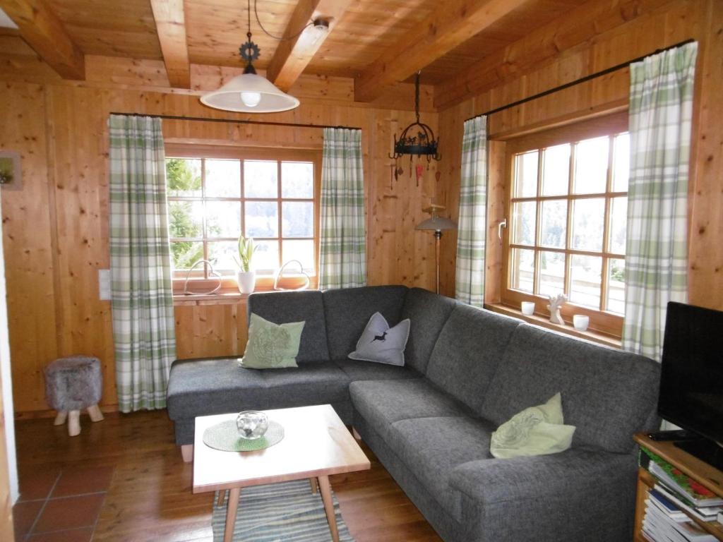 アルピルスバッハにあるMagnificent Holiday Home in Reinerzau with Saunaのリビングルーム(ソファ、テーブル付)