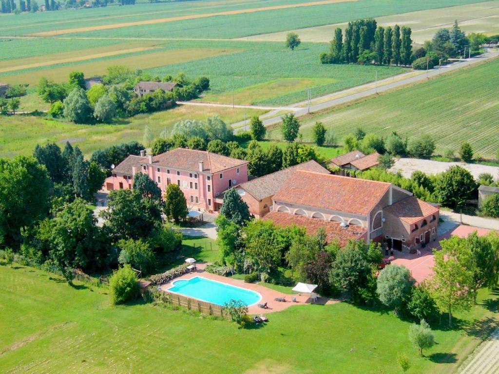 una vista aérea de una casa grande con piscina en Belvilla by OYO Villa Romana Due, en Pontecchio Polesine