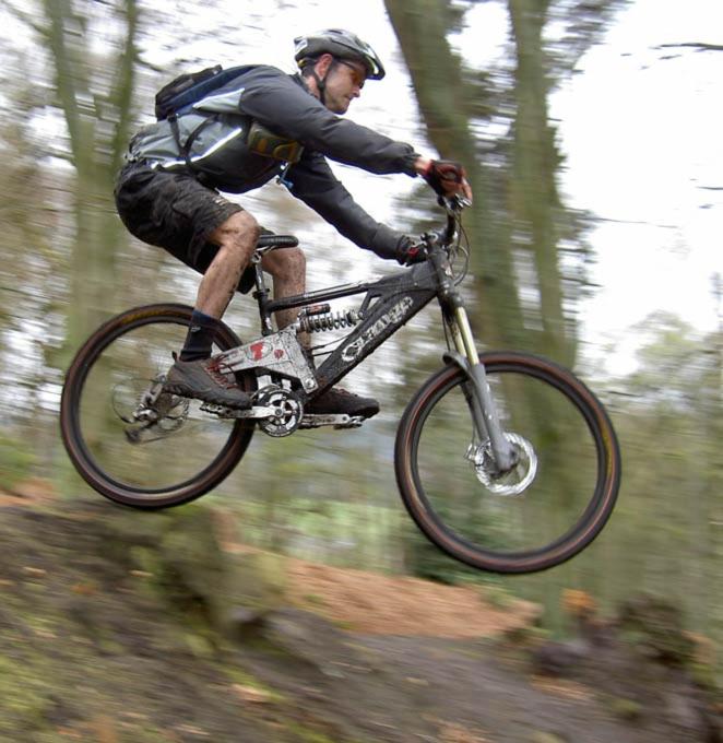 Un uomo che fa un trucco su una bici in aria di Deebert House Hotel a Kilmallock