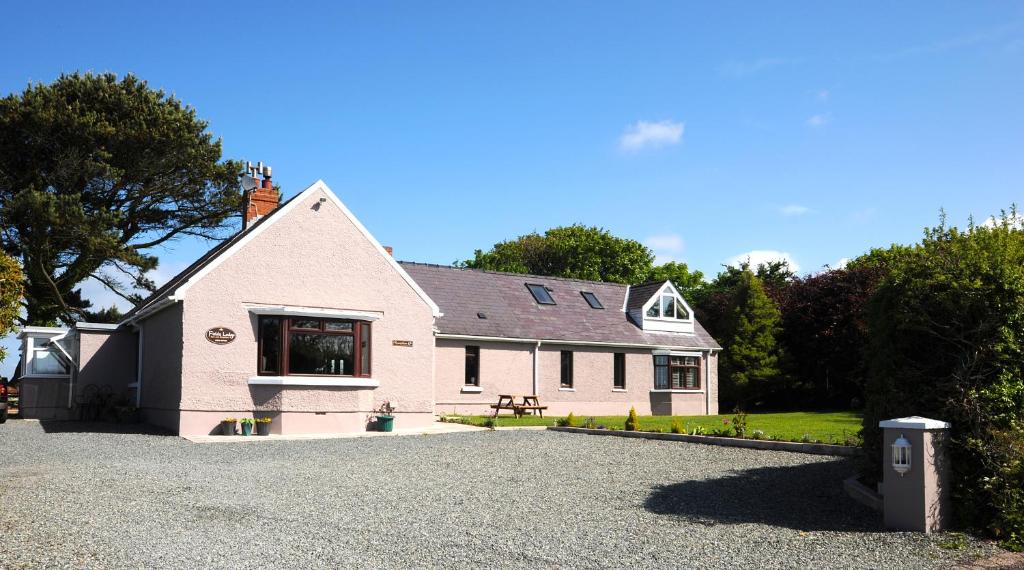 Fields Lodge Bed & Breakfast in Milford Haven, Pembrokeshire, Wales