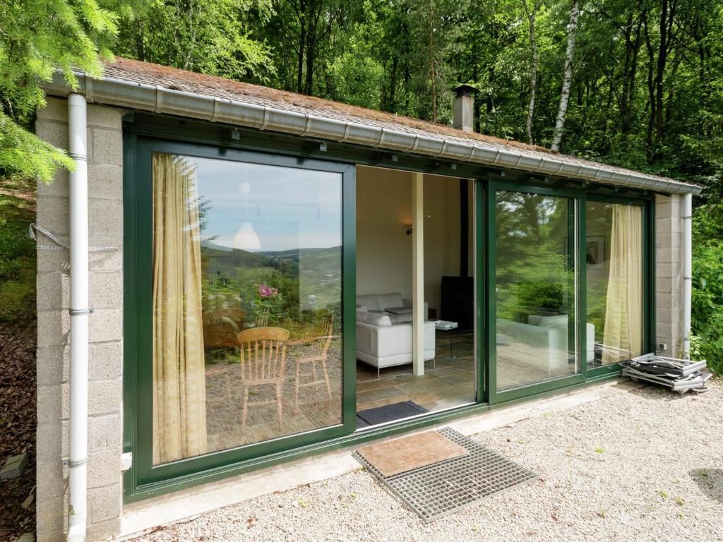 Cette maison en verre offre une vue sur le jardin. dans l'établissement Great spacious holiday home in a tranquil holiday park, à Stavelot