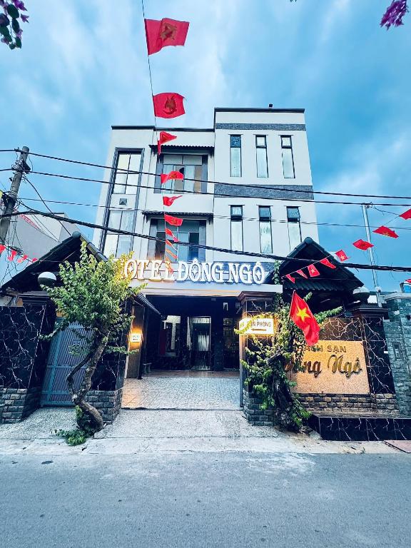 a building with a sign that reads cyber dancing at Hotel Đông Ngô Biên Hòa in Ấp Thành