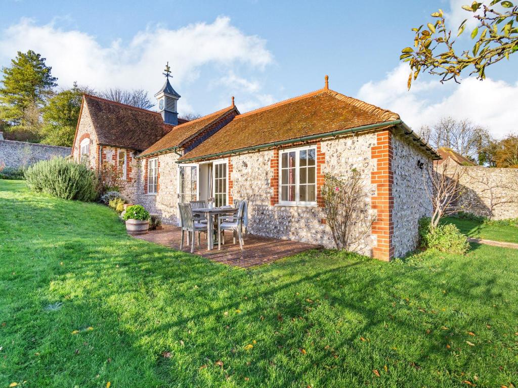 a small stone house with a table in the yard at Fig Cottage - Ukc6129 in Eastdean