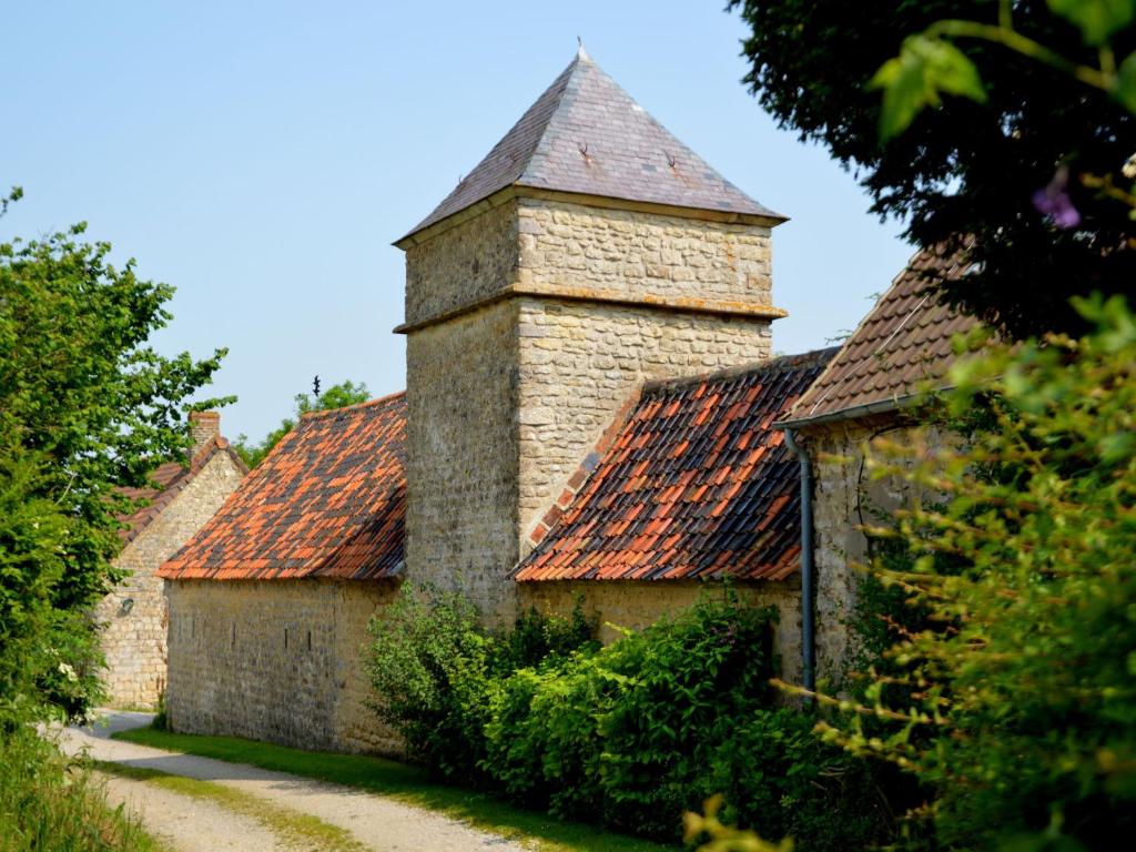 ヴィエール・エフロワにあるRural g te surrounded by fruit treesの煙突と小塔のある古い石造りの建物