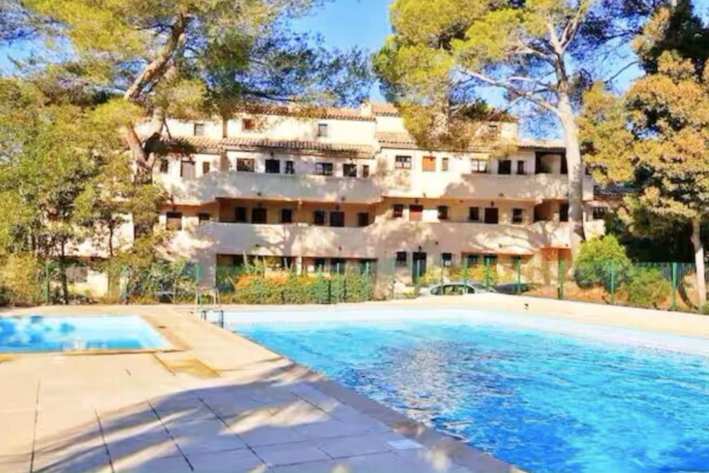 New 250m Beach Apt with Pool & Terrace
