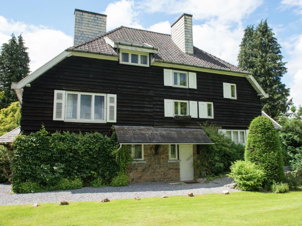 スパにあるFabulous Mansion in Spa Liege with private gardenの黒屋根