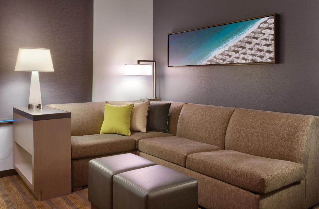 Hyatt House at Anaheim Resort/Convention Center - Den King Room With Roll-in Shower - Disability Access