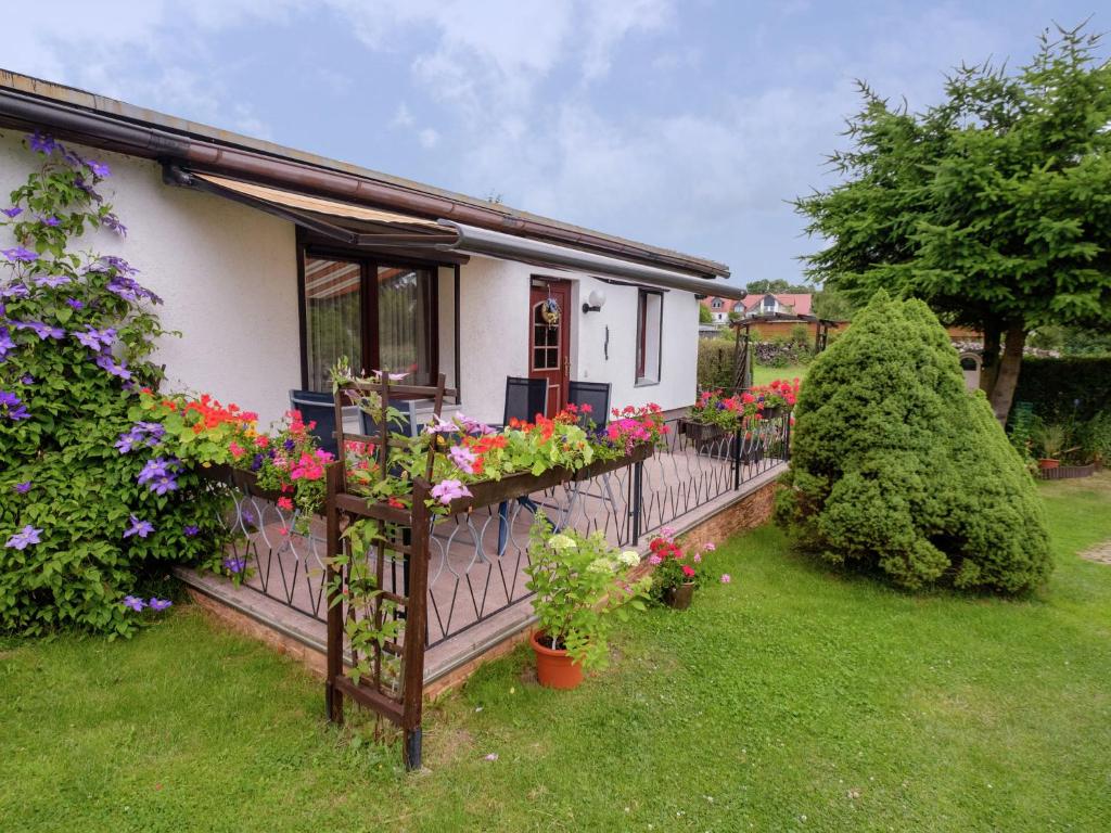 ein Haus mit Blumen auf einem Zaun in der Unterkunft Holiday home in Hasselfelde with private terrace in Stiege