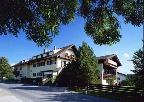 una gran casa blanca al lado de una calle en Gasthof SONNE, en Seehausen am Staffelsee