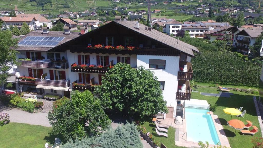 an aerial view of a house with a swimming pool at Garni Franz Leiter in Lagundo