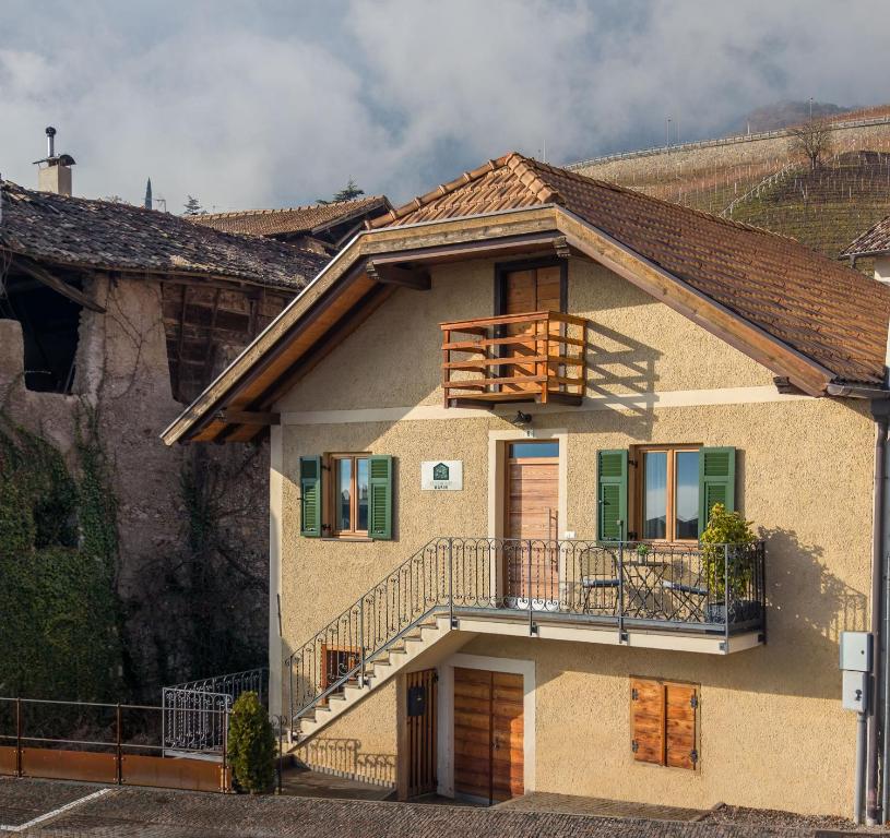 a house with a balcony on the side of it at Ferienhaus Karin in Cortaccia