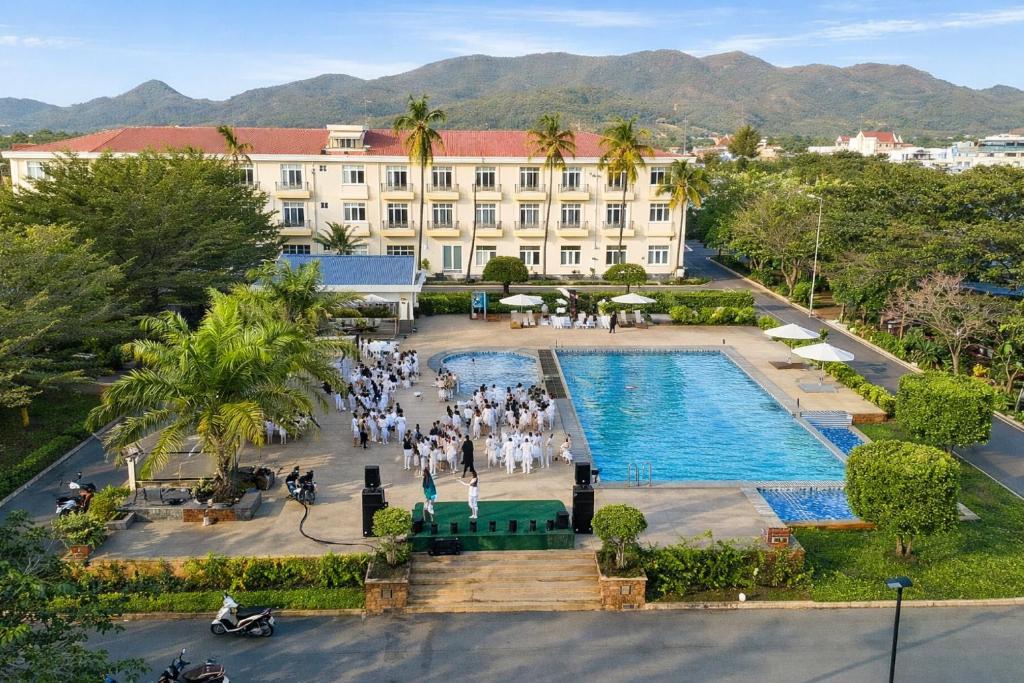 an overhead view of a hotel with a swimming pool at Bason Hotel Long Hải in Long Hai