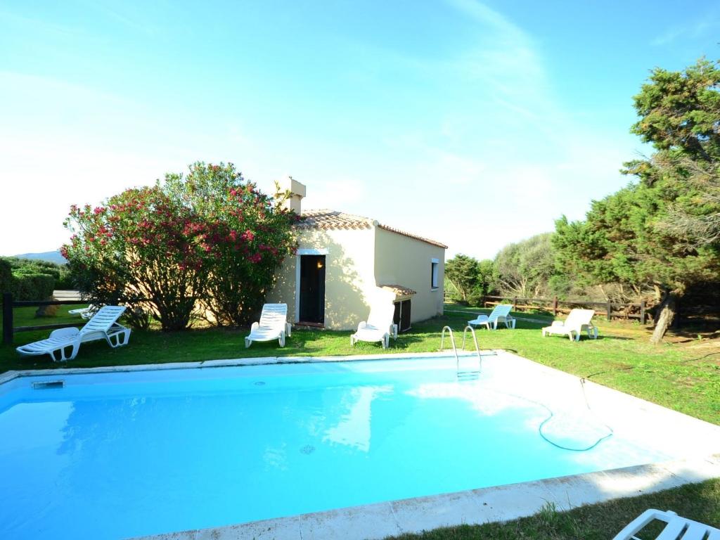 スティンティーノにあるHoliday home in Sardinia with pool and terrace with country viewsの家の前の大型スイミングプール