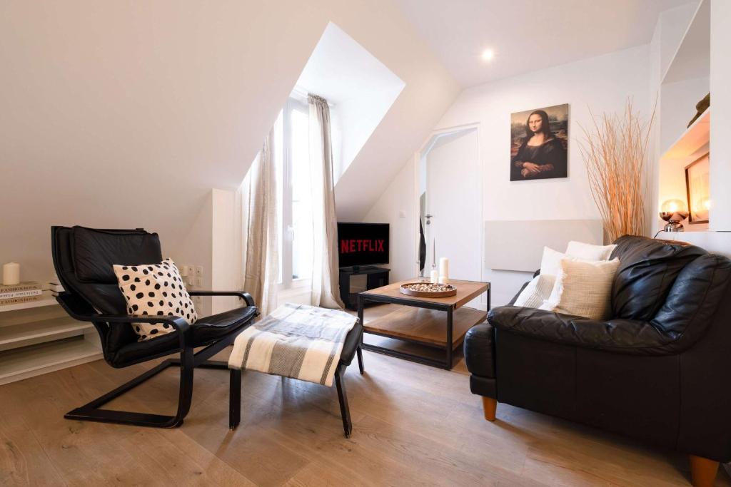 Bright 2BR with Balcony Chic Paris