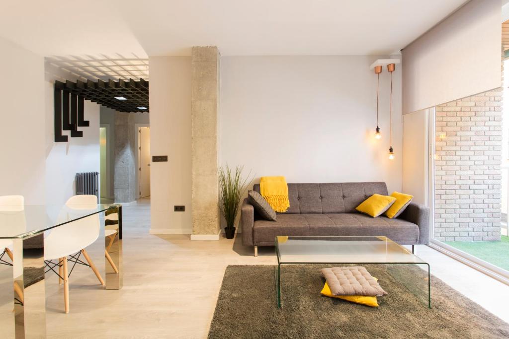 a living room with a couch and a table at Granada Home Centro in Granada