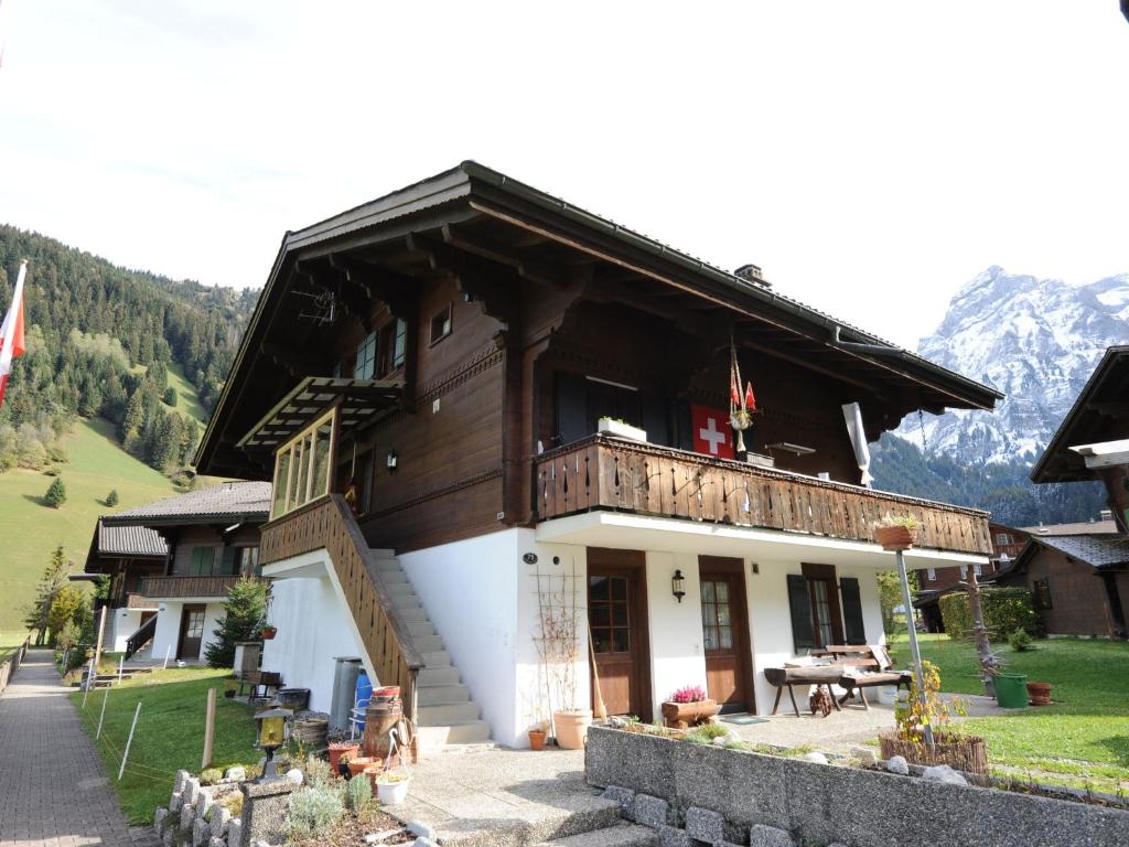 un gran edificio con un balcón en el lateral. en apartment in Lenk in Simmental Bernese Oberland, en Lenk