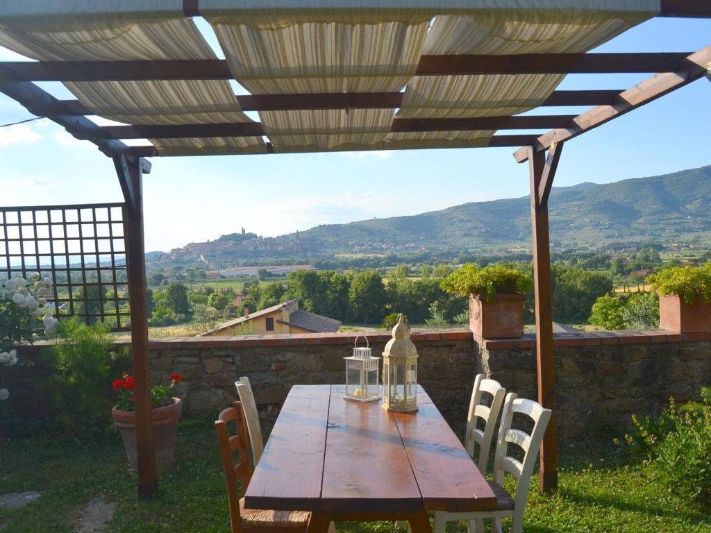 カスティリオーン・フィオレンティーノにあるCharacteristic cottage in the Tuscan hillsの木製のテーブルと椅子