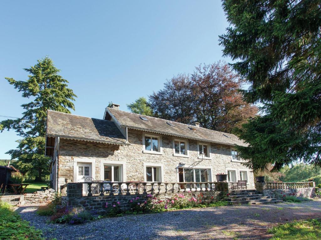 ein Steinhaus mit einem Zaun davor in der Unterkunft Holiday Home in Lavacherie with Terrace in Sainte-Ode