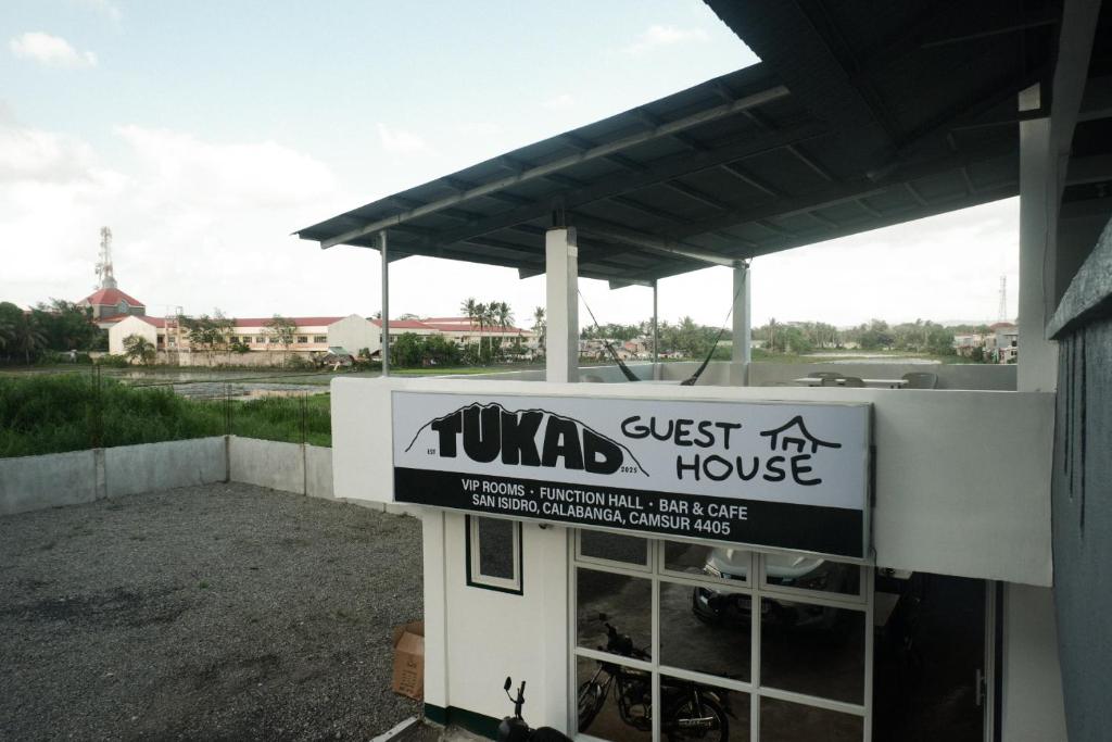 a building with a sign for a guest house at Tukad Guest House in Sampong