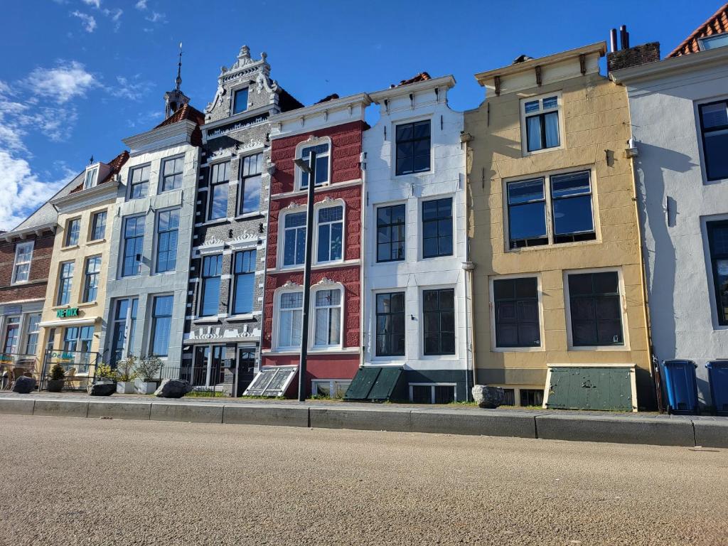 a row of buildings on the side of a street at Rijksmonument Havenzicht, met zeezicht, ligging direct aan zee en centrum in Vlissingen