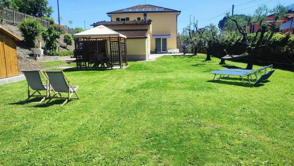 a yard with two chairs and a picnic table at Voglio Vivere Così in Santo Stefano di Magra